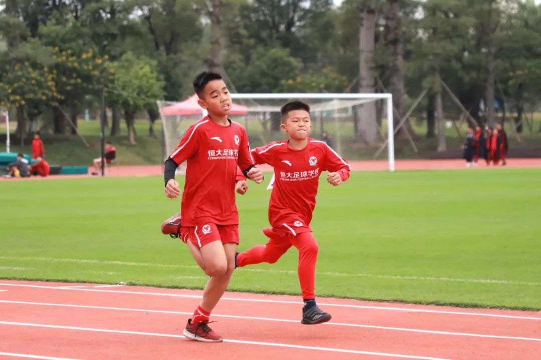 足球特色校的足球比赛,足球趣味运动会项目