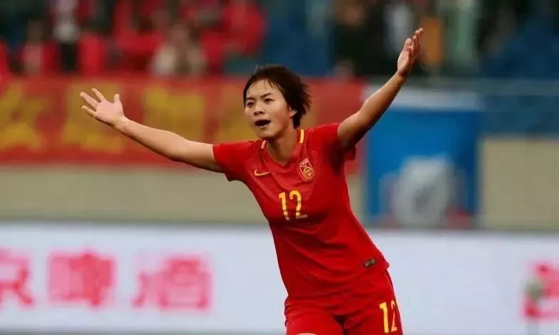 厉害！湖*姑北**娘荣膺亚洲足球小姐：从小跟男孩一起踢球