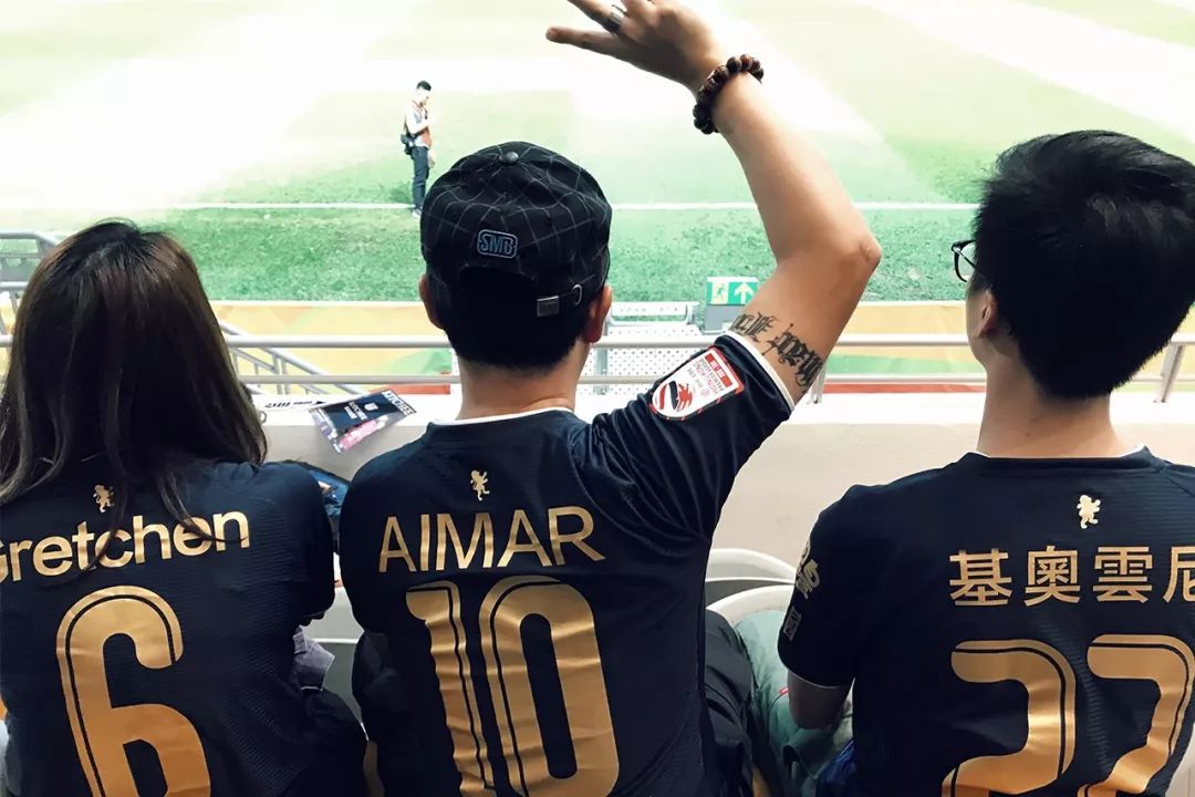 在浮华都市共赴一场盛大球赛，只要一样的球衣