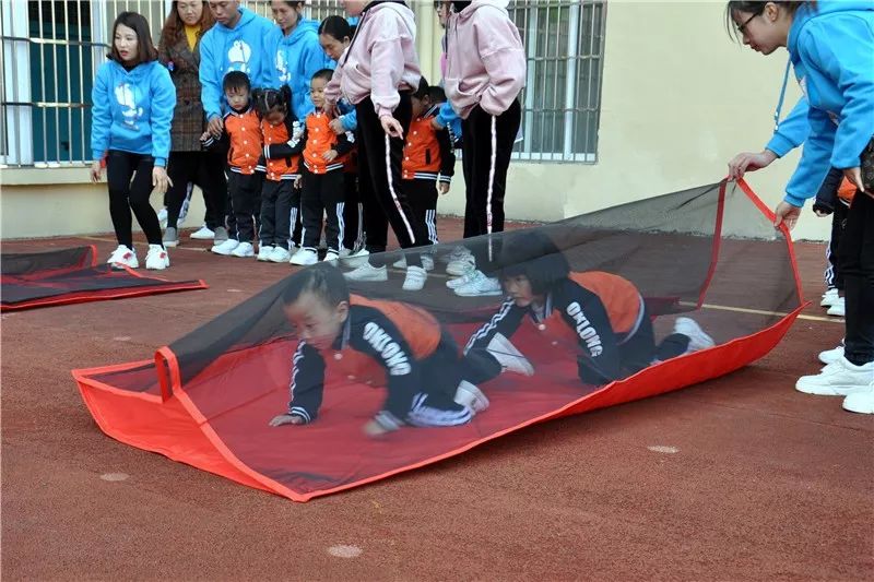 大手牵小手一起向前冲运动会图片,幼儿园运动会快乐向前冲