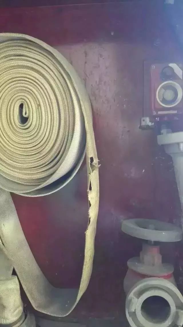 惊！天花板上掉下几滴水！下面2人重伤，咋回事？