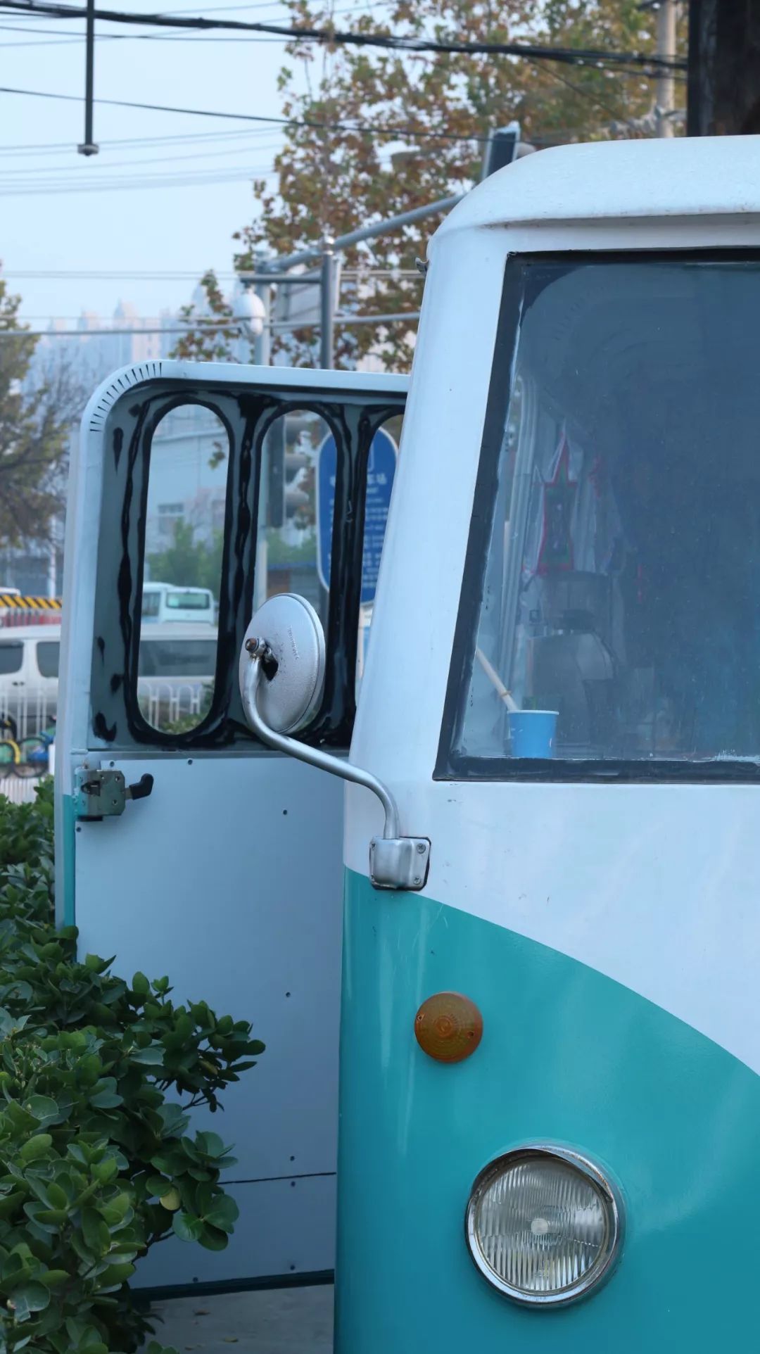 那个开着旅行咖啡车的女孩，暂别荒野重返都市