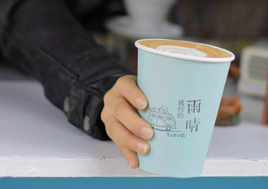 那个开着旅行咖啡车的女孩，暂别荒野重返都市