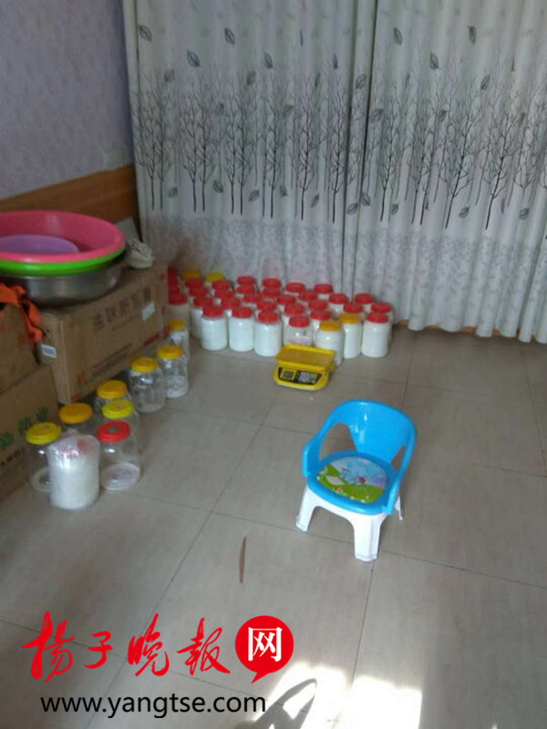 他们能制十几种药，方法是几种原料倒盆里，用手搅和搅和