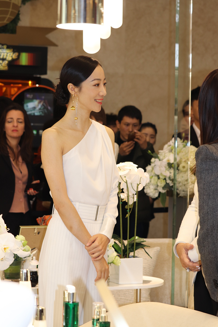 韩雪穿白衬衫配半身裙优雅又高级,韩雪穿着黑色开叉礼服唱歌