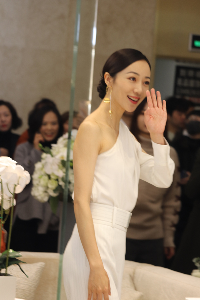 韩雪穿白衬衫配半身裙优雅又高级,韩雪穿着黑色开叉礼服唱歌