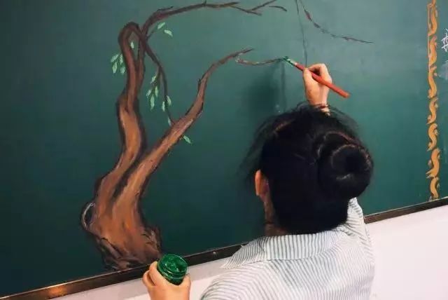 又一“扫地僧”火了！保洁阿姨3D黑板报惊艳全网