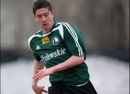 又是梅开二度，这个男人在拜仁最艰难的时候挺身而出……