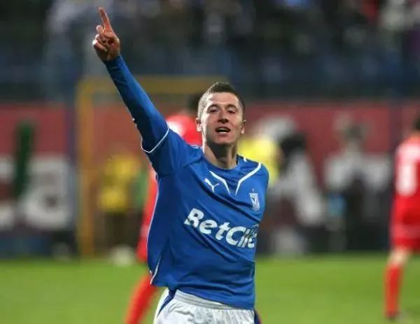 又是梅开二度，这个男人在拜仁最艰难的时候挺身而出……