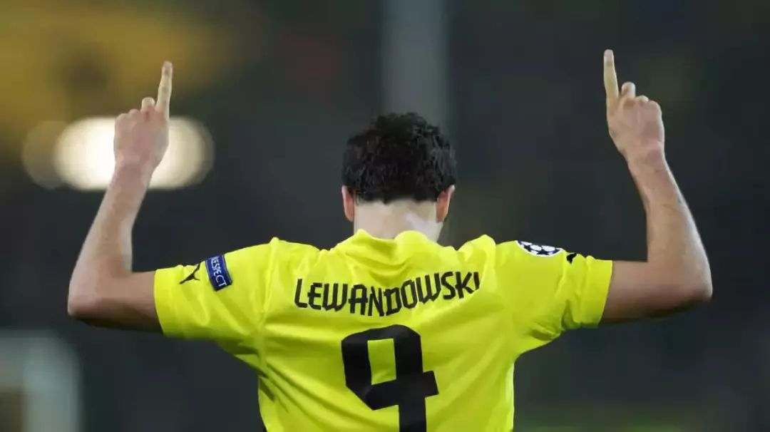 又是梅开二度，这个男人在拜仁最艰难的时候挺身而出……