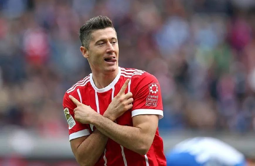 又是梅开二度，这个男人在拜仁最艰难的时候挺身而出……