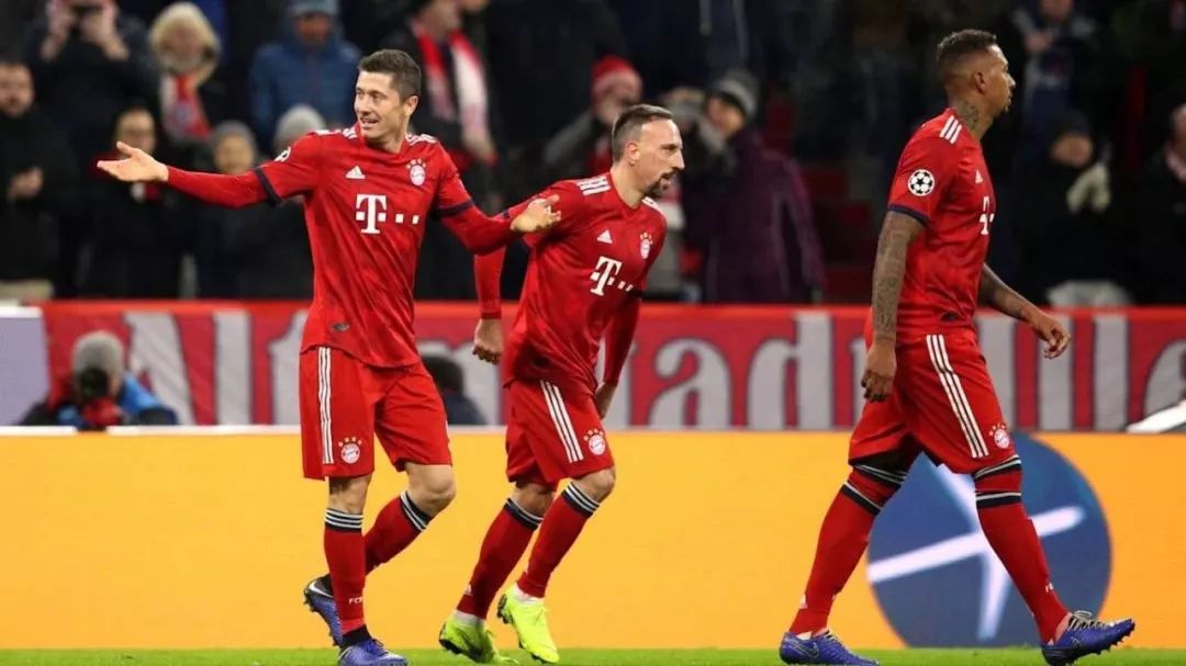 又是梅开二度，这个男人在拜仁最艰难的时候挺身而出……