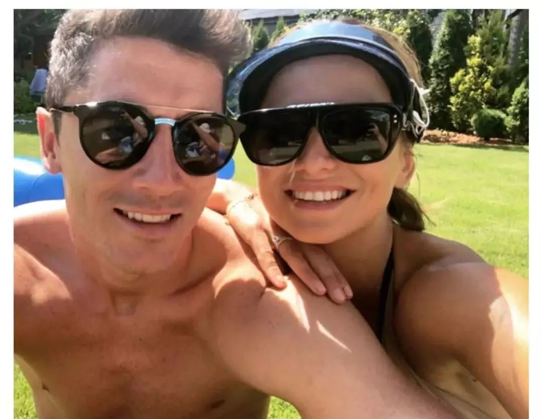 又是梅开二度，这个男人在拜仁最艰难的时候挺身而出……