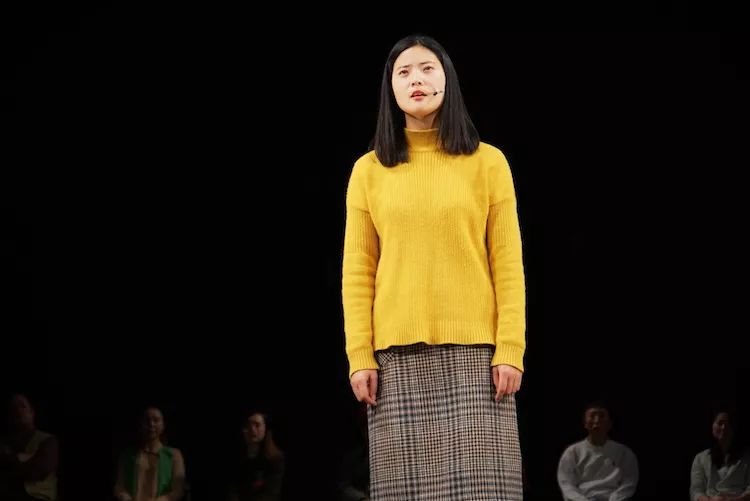 《大众力学》：泡沫般的表演梦滑稽而威严