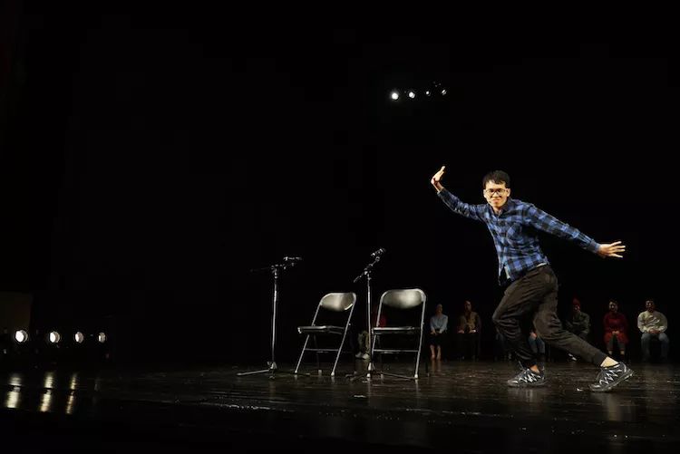 《大众力学》：泡沫般的表演梦滑稽而威严