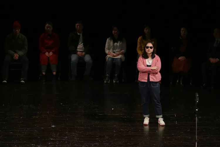 《大众力学》：泡沫般的表演梦滑稽而威严