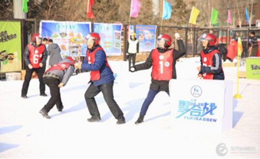 冰雪大世界超长雪滑梯,第一视角体验冰雪小世界冰滑梯