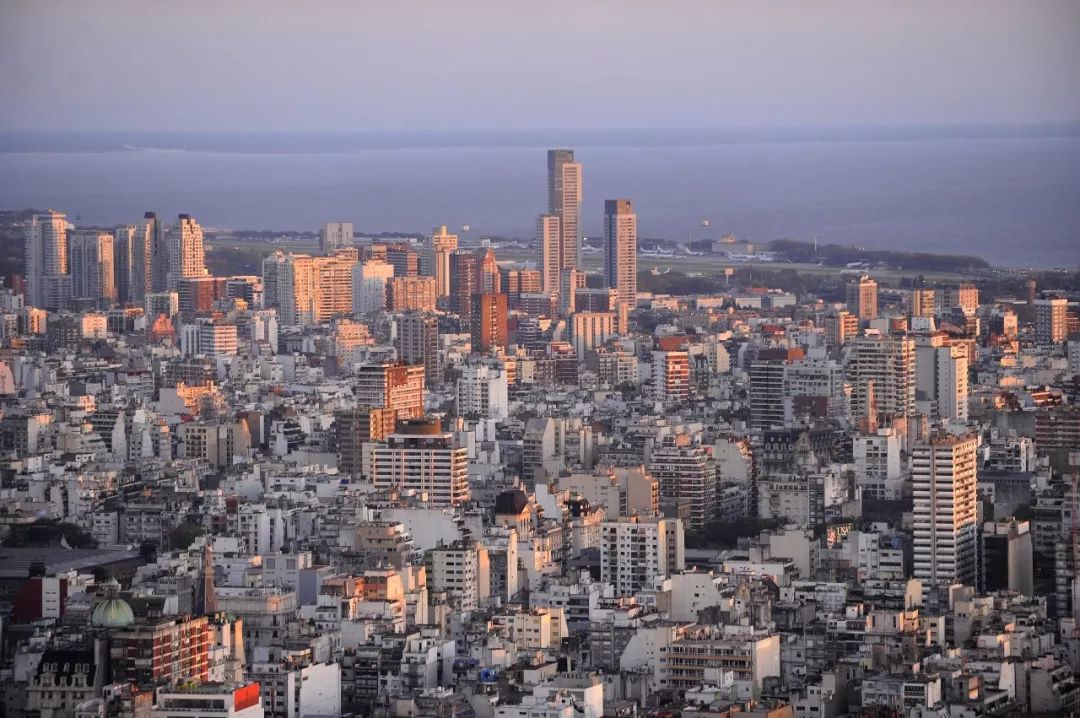 拉美数国政府曾禁了这本书，原因是“腐蚀青年”