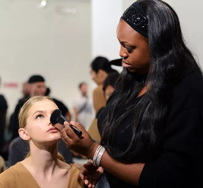 zara豆沙色口红 (zara新款口红黄皮)