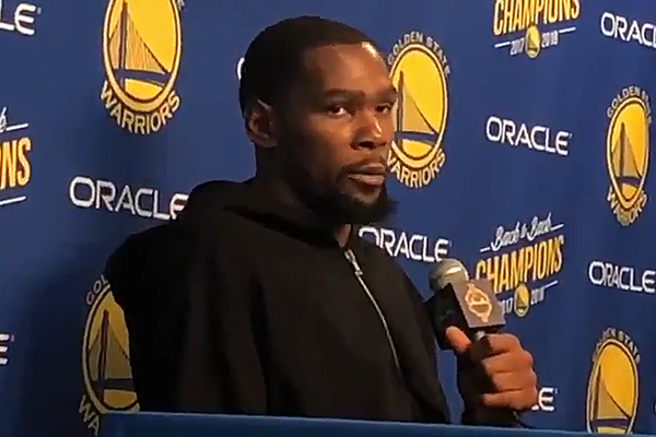 库里19年西决淘汰火箭杜兰特,库里和杜兰特击掌后独自面对猛龙