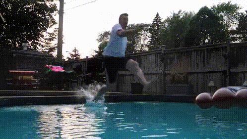 快瞧那只壁虎！它会“凌波微步”