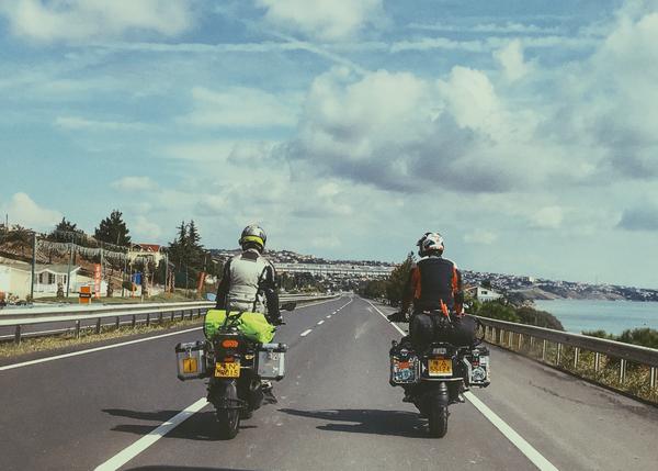 骑着摩托车环中国旅游,俩郑州小伙骑摩托环游欧洲