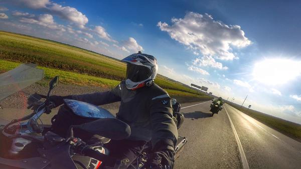 骑着摩托车环中国旅游,俩郑州小伙骑摩托环游欧洲