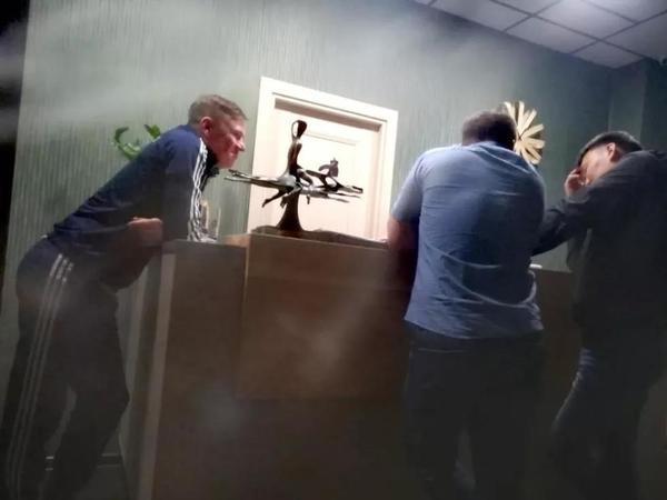 骑着摩托车环中国旅游,俩郑州小伙骑摩托环游欧洲