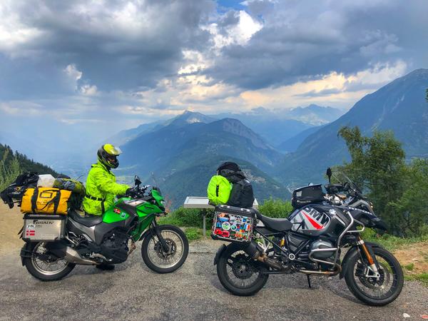 骑着摩托车环中国旅游,俩郑州小伙骑摩托环游欧洲