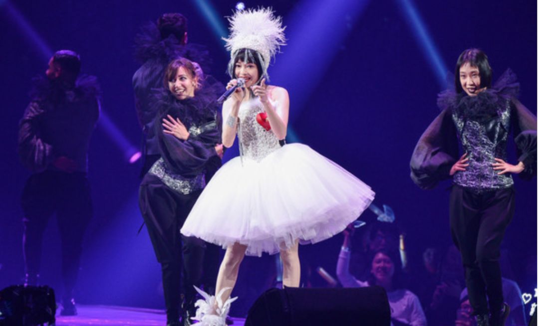 影视日报｜《延禧攻略》版权卖90国梅艳芳死15周年梅妈*放播**爱女美国演出纪念；欧阳娜娜推销祛痘药膏医师指正：那是涂私密处的