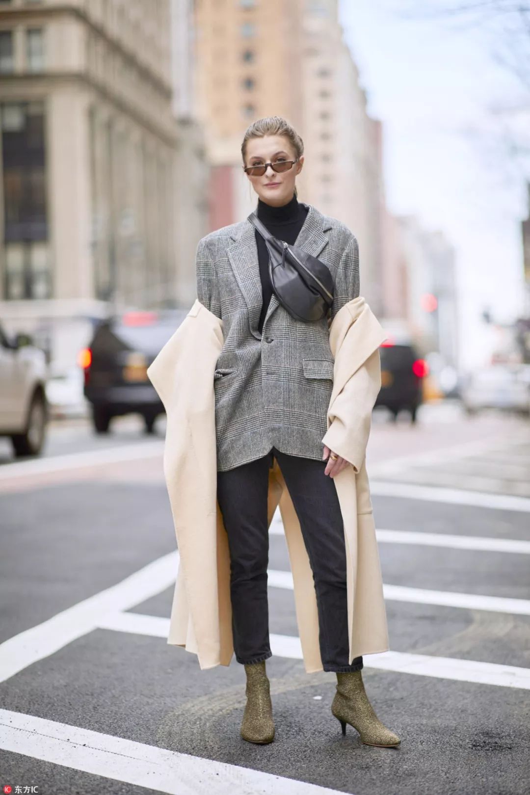 衣服越厚包越小,今年冬天衣服穿得越厚越时髦