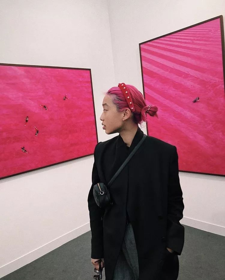 衣服越厚包越小,今年冬天衣服穿得越厚越时髦