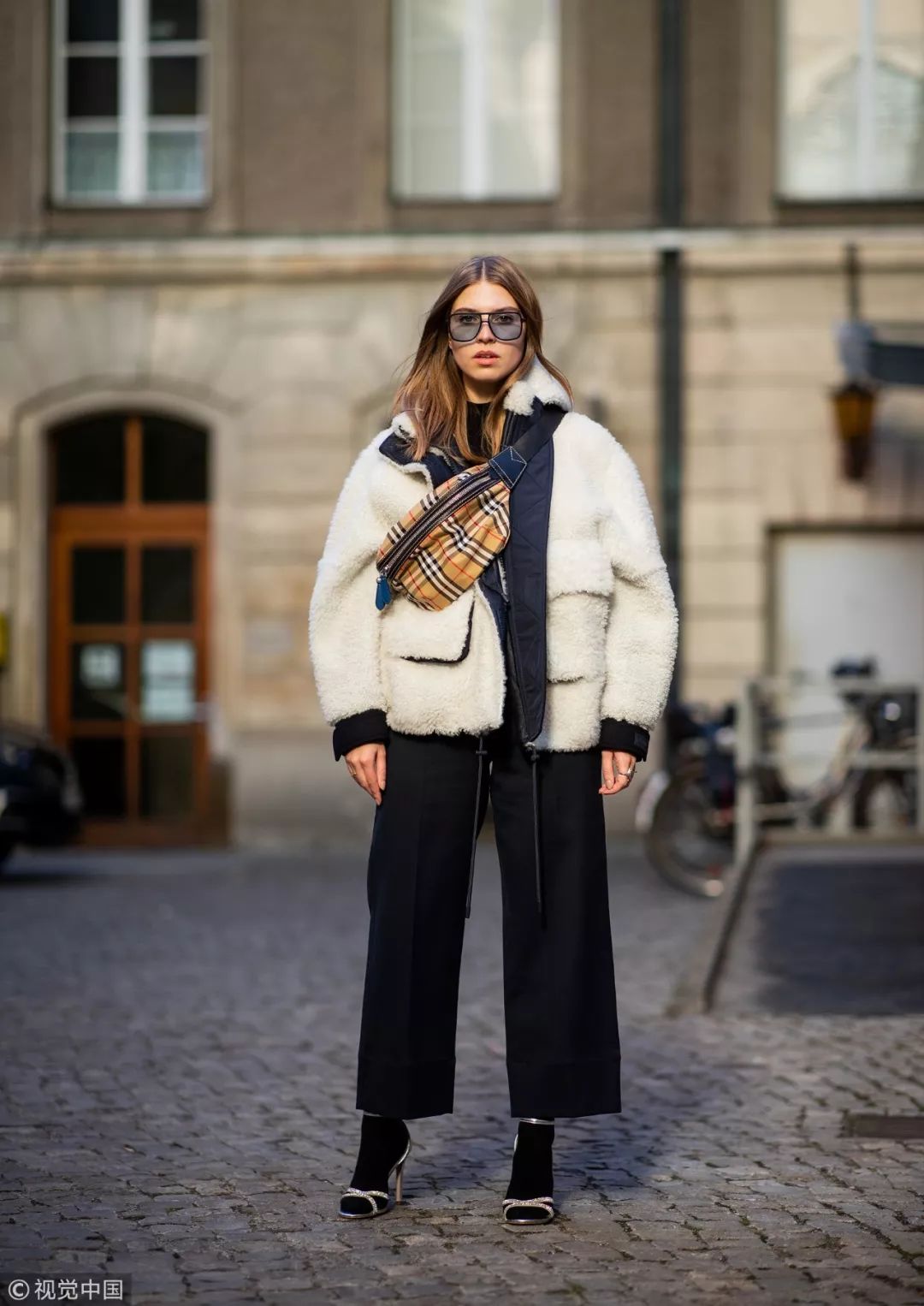 衣服越厚包越小,今年冬天衣服穿得越厚越时髦