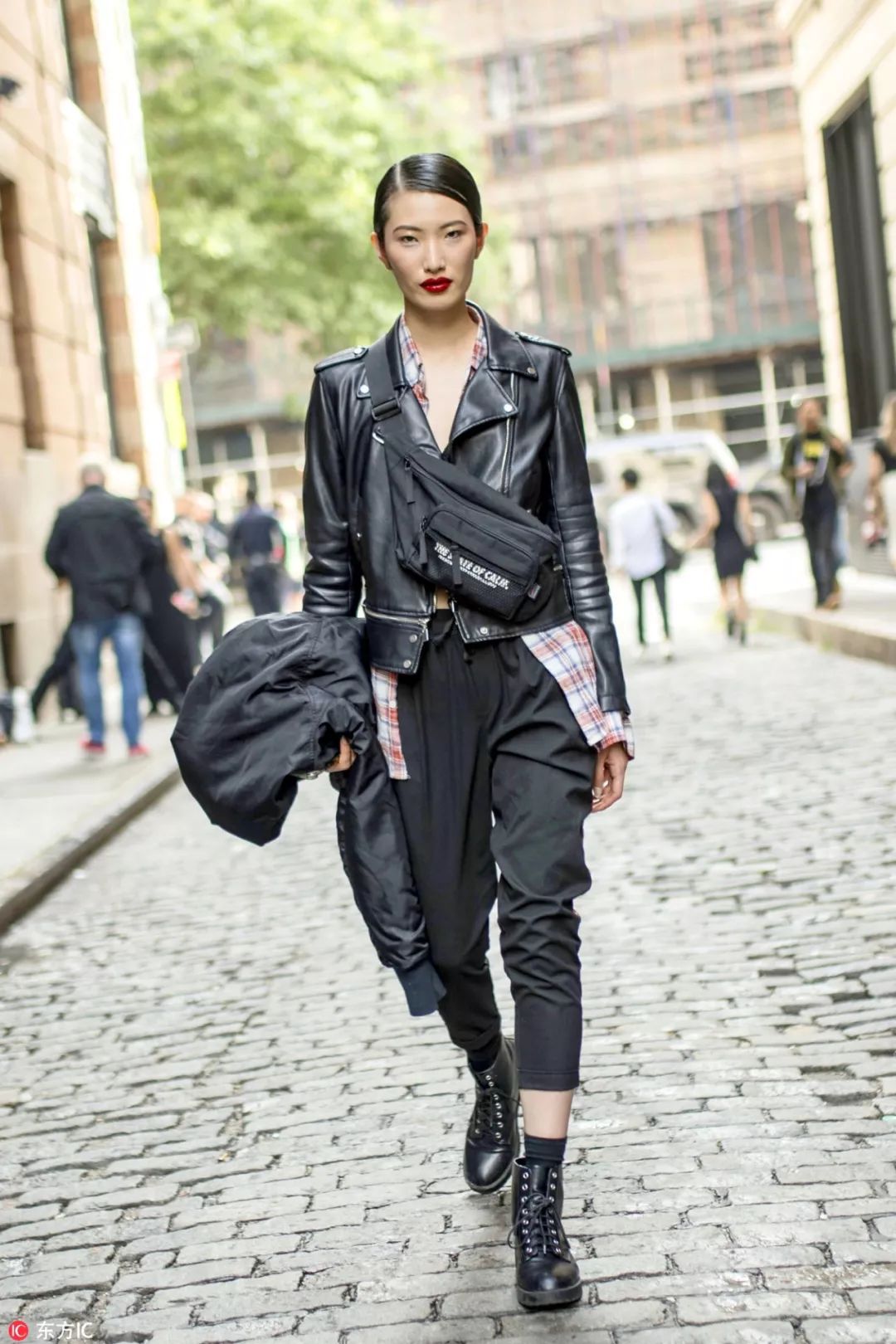 衣服越厚包越小,今年冬天衣服穿得越厚越时髦