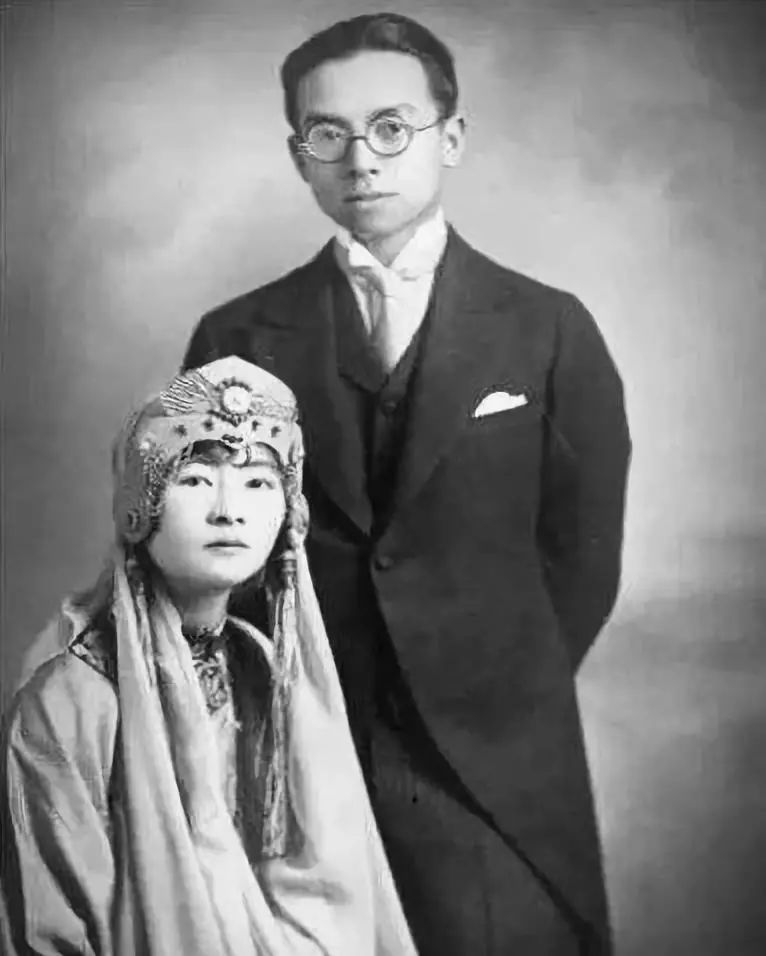 林徽因百褶裙,漆皮靴