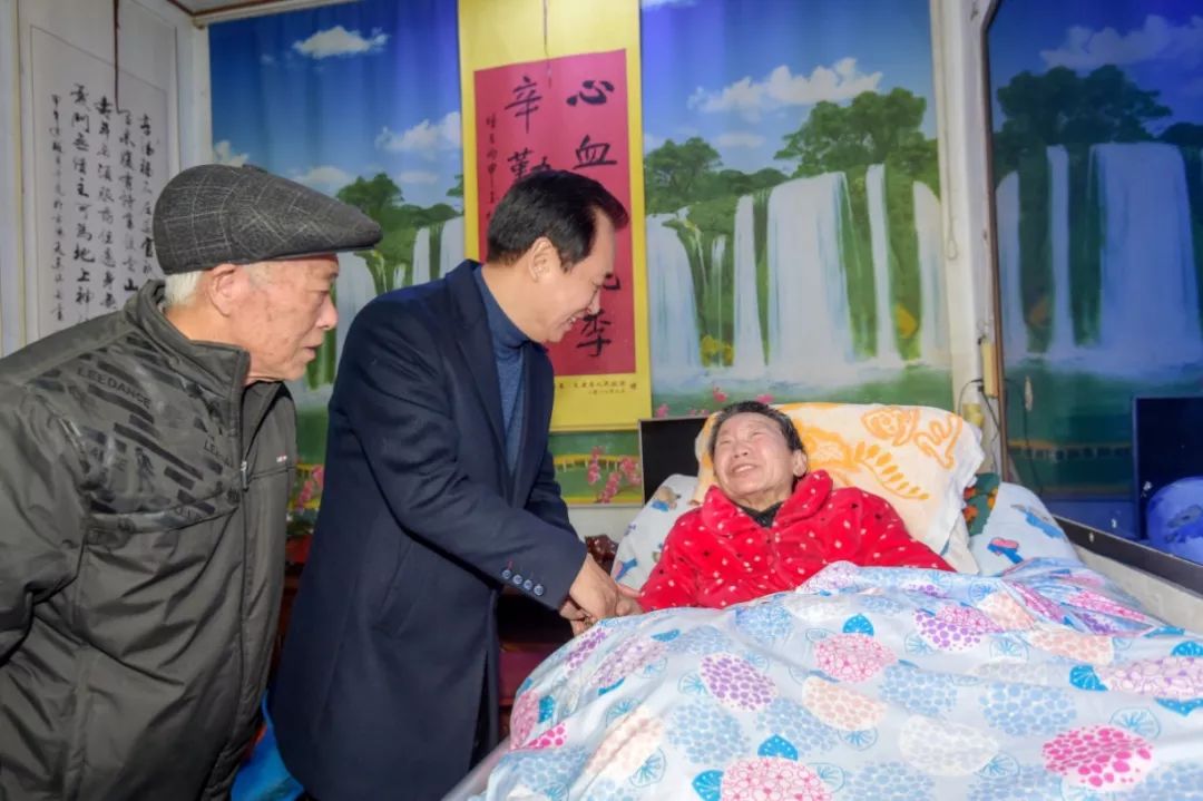 许家印拿16亿反哺家乡,许家印吃忆苦思甜饭视频