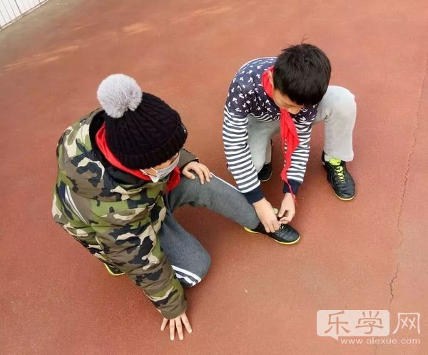青岛不只有“弯腰女孩”八大峡小学弯腰男孩温暖冬日