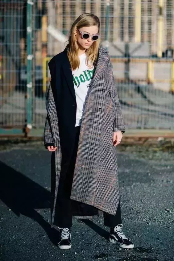 大衣不洗晒晒可以吗,大衣不用干洗两招自己搞定