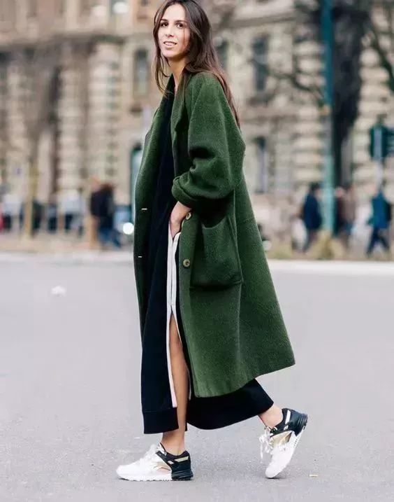 大衣不洗晒晒可以吗,大衣不用干洗两招自己搞定