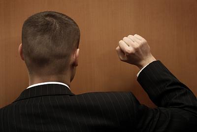 女子住酒店被老外敲门,女子住酒店深夜门被2陌生男刷开