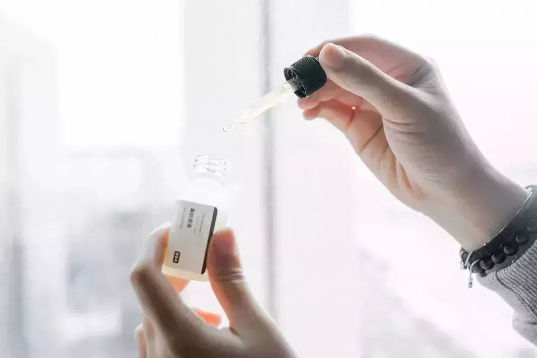 一熬夜吃辣就长毛囊炎,一熬夜一吃辣就长痘痘