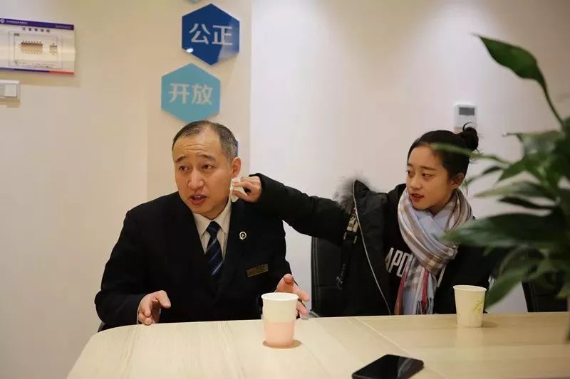 致敬改革开放40年，你可读懂父亲①｜她想让全世界知道，爸爸是开火车的！