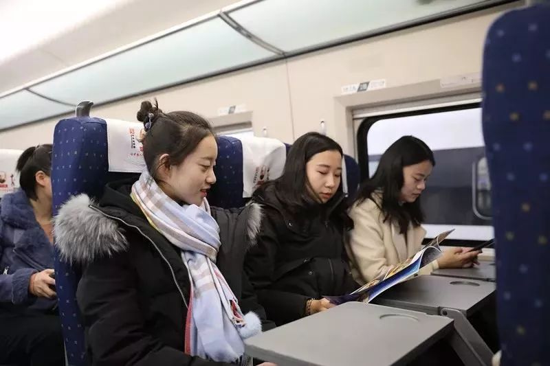 致敬改革开放40年，你可读懂父亲①｜她想让全世界知道，爸爸是开火车的！