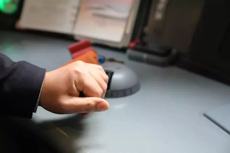 致敬改革开放40年，你可读懂父亲①｜她想让全世界知道，爸爸是开火车的！