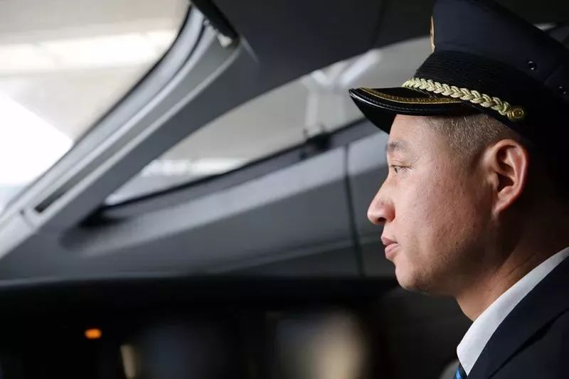 致敬改革开放40年，你可读懂父亲①｜她想让全世界知道，爸爸是开火车的！