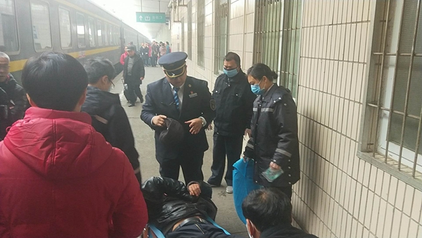 旅客醉酒昏厥列车长组织紧急救援,旅客突然晕倒列车员暖心救助