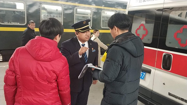 旅客醉酒昏厥列车长组织紧急救援,旅客突然晕倒列车员暖心救助