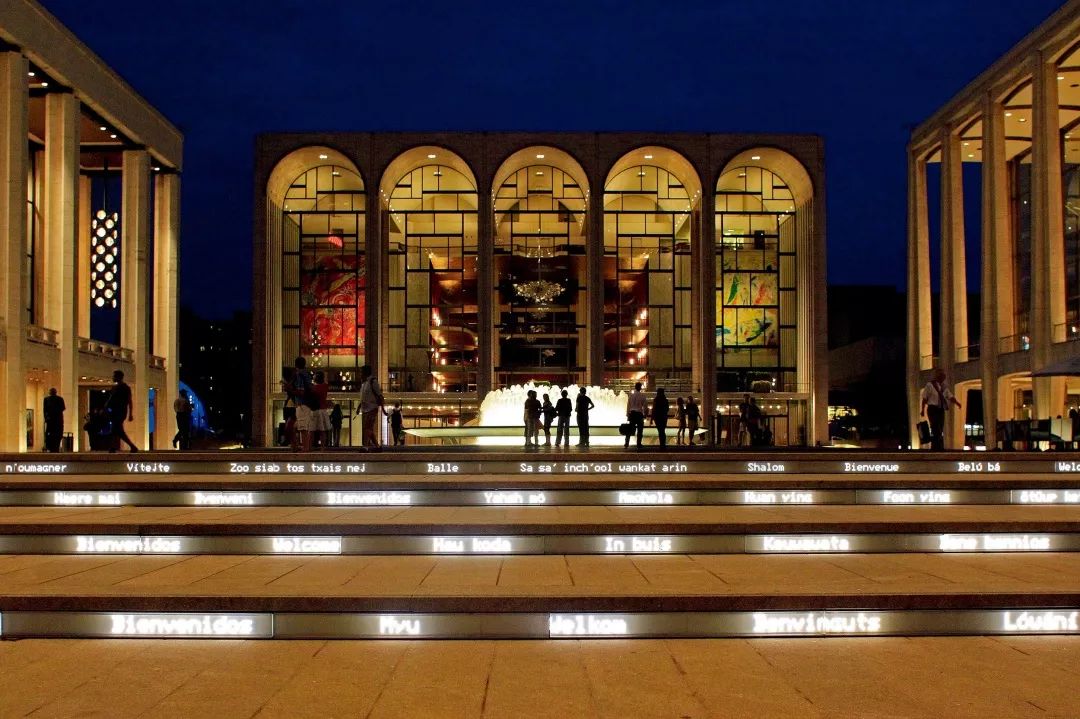 百老汇造梦，不如说梦想造就了百老汇