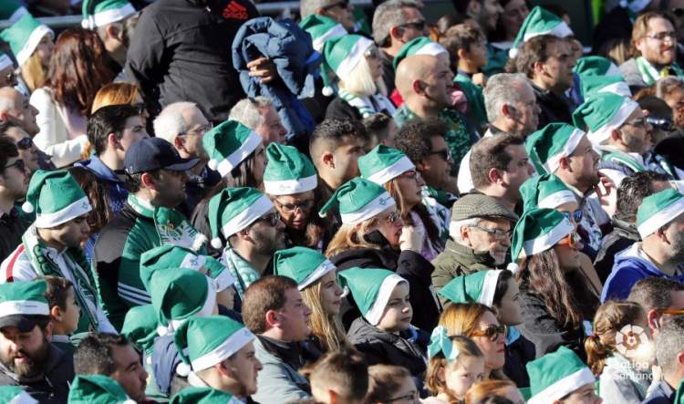 球迷们自发献爱心，西甲赛场下起了一场“玩具雨”