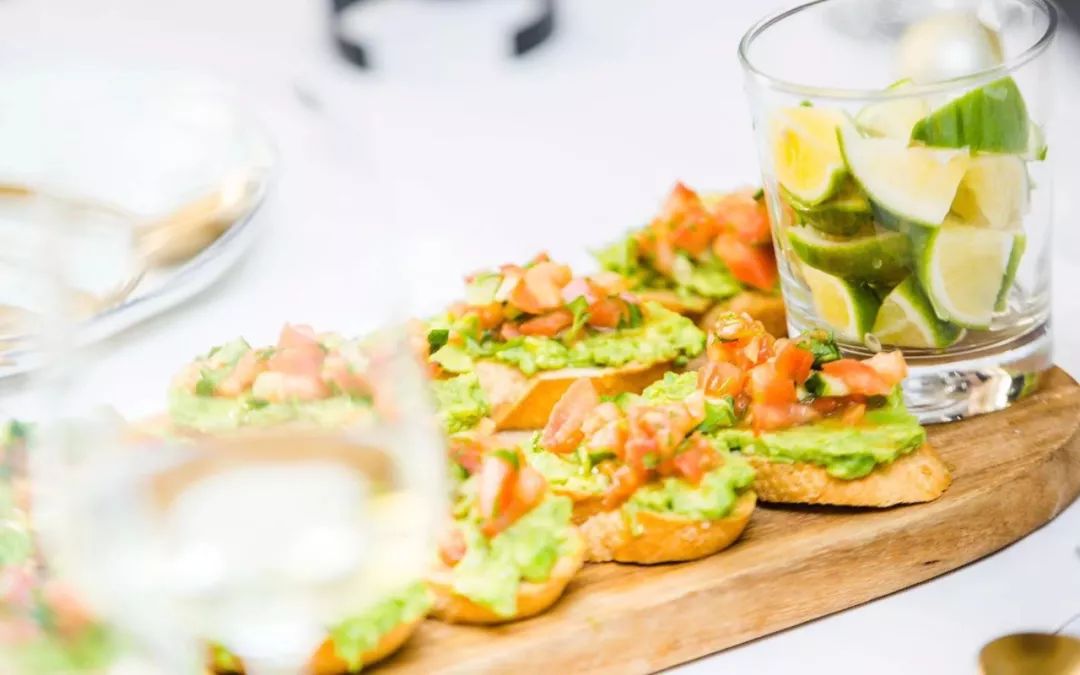 澳洲这杯暖冬的美酒里，可以闻到桉树叶的夏天味道